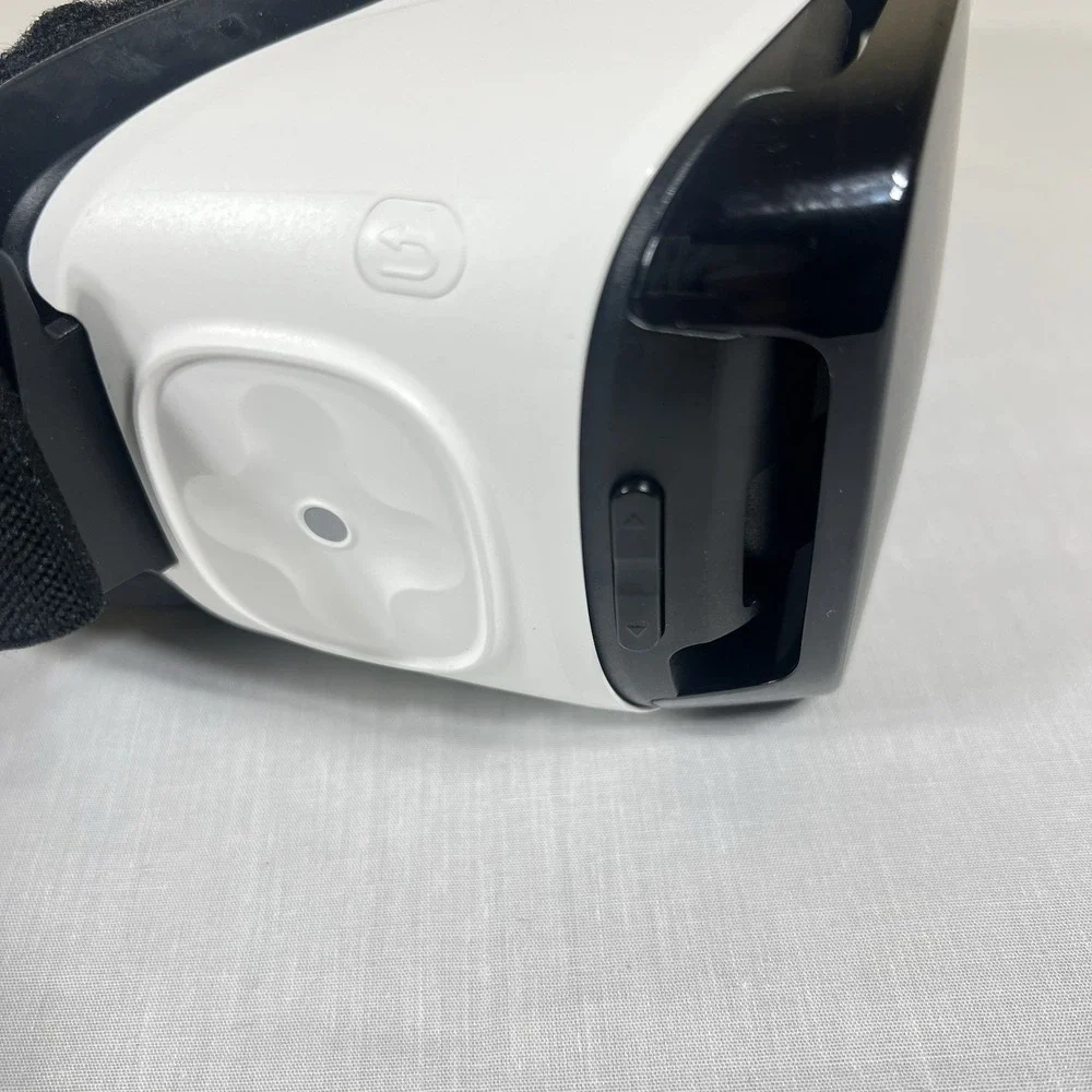 Samsung Gear VR Headset SM-R323 Powered by Oculus Black Clean